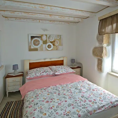Sanjin Antique Apartment
